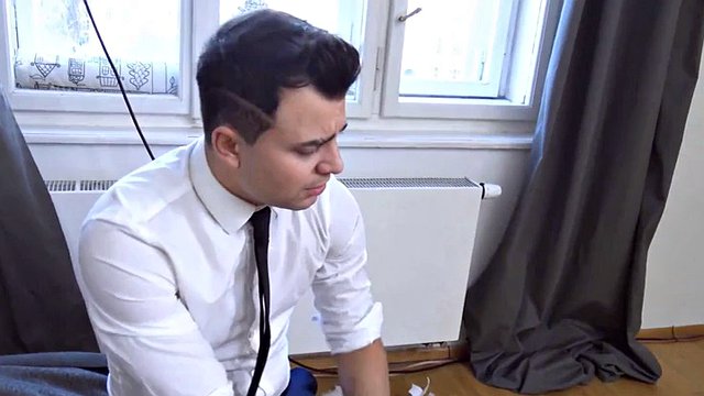 GJELD4k. Collector har sex med en blondine foran sin fremtidige ektemann