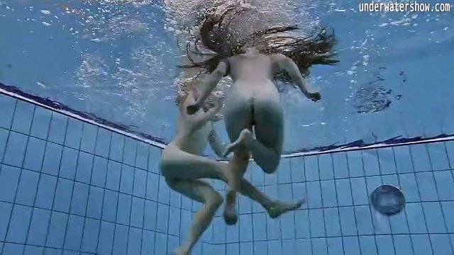 Disfrutando del lésbico bajo el agua con una pelirroja