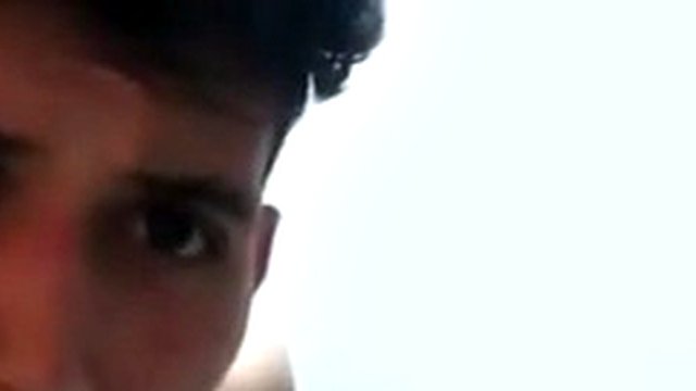 Nella sua stanza, questo magro ragazzo latino si toglie velocemente gli slip e ne mette uno rigido. È dappertutto, mentre ci mostra il suo culetto e la scopa.
