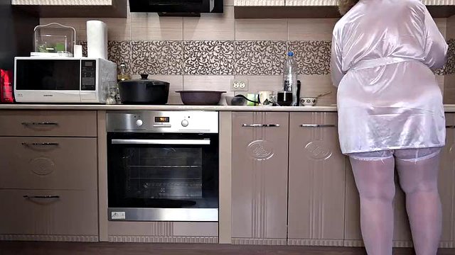 A Mature Wife Without Panties Makes Me Breakfast. and a Home Cam Watches. a Chubby MILF Behind the Scenes