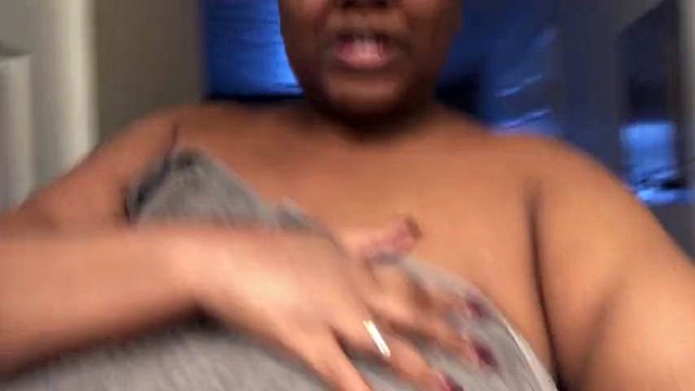 La padrona Trina Foxx fa la sua beta maschio femminuccia le lecca il culo grosso perché è un piccolo perdente di cazzo !!