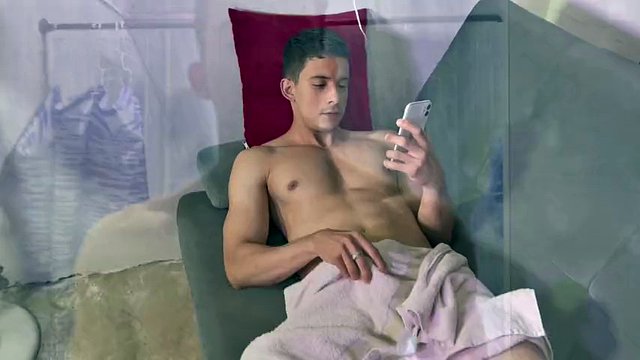 我和 Lina Henao 一起觀看色情視頻，她出現在我面前並吮吸我的雞巴