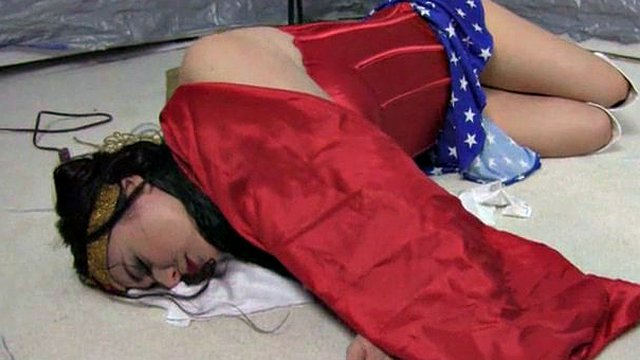 Wonder Woman bondage orgasmo