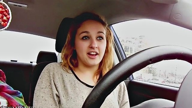 Babe i bilen snakker om store puppers forbannelse