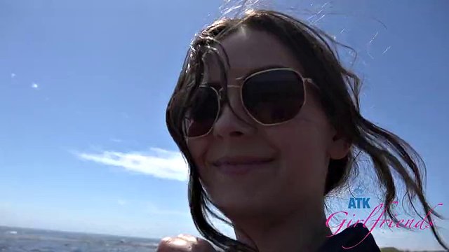 Utforsker stranden på denne daten med Serena Hill, blowjob og knuller henne dypt i offentligheten