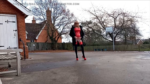 Travesti Travesti Pisse À L'Extérieur
