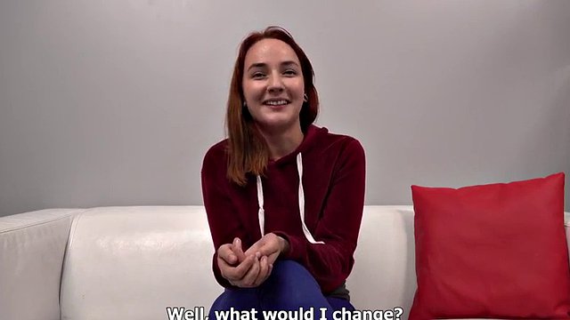 Une adolescente tchèque baise une grosse bite lors d'une audition!
