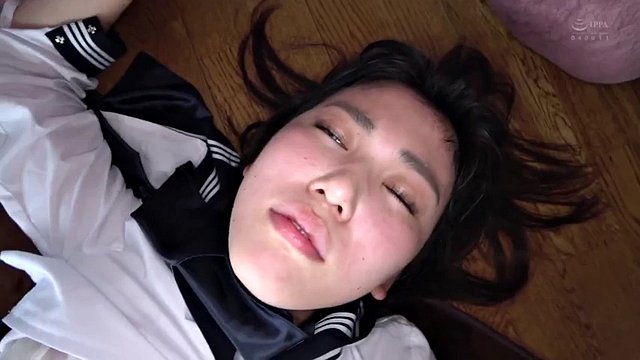 Una bella ragazza in uniforme per l'elaborazione del desiderio sessuale è entrata in un'orgia in una cerchia di insegnanti diabolici consumati