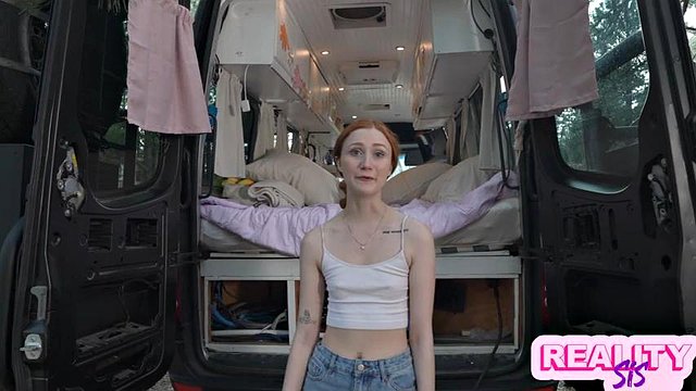 장난꾸러기 자연주의자 Scarlet Skies는 Nubiles의 Stepbro Camper Van 스타일을 잤어요 포르노: 포르노