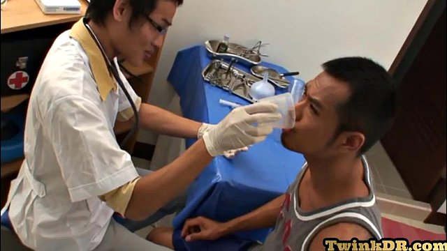 Vollbusige asiatische Doc Cocksucker Patient