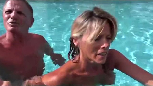 Francuska swingerka Sabrina rucha się w basenie! 2019