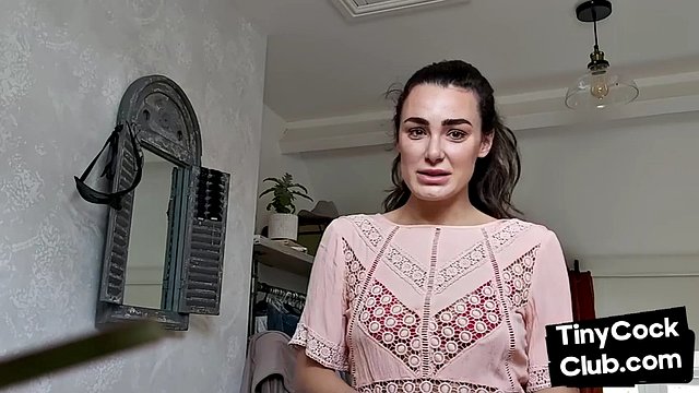 CFNM británica provocando una pequeña polla y pidiendo corrida