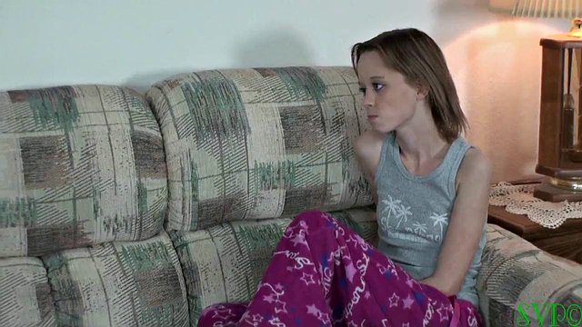 继女为了摆脱限制而抽烟、吸吮和做爱