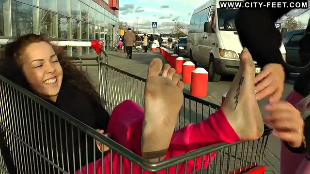 Chatouiller les pieds sales