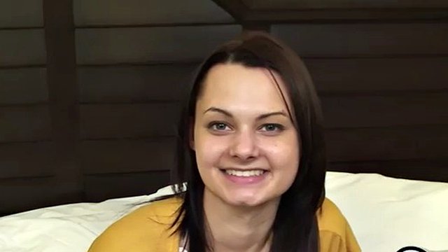 この POV ポルノの細い真新しい 18 歳のスター