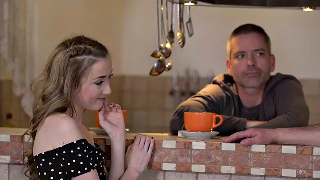 PAPÀ4K. Anziano grasso e calvo riceve un pompino da una modella eccezionale