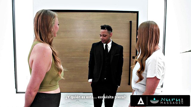 Massaggiatrici seducenti seducono un grande cliente con un intenso massaggio Nuru, pompini gemelli e vapore