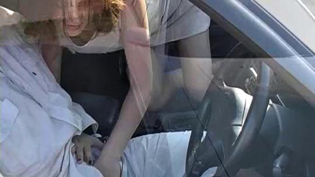 Hooker sucks in the car