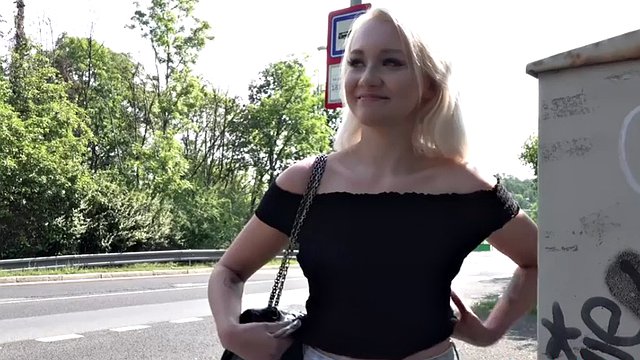 POV Czech teen4cash si gode il sesso all'aperto dopo aver mostrato