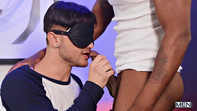 Ein schwarzer Adonis spritzt seinem Lover ab, nachdem er ihm das Arschloch aufgerissen hat