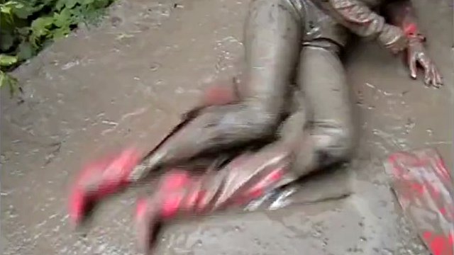 sasja em botas de coxa vermelhas enlameadas!!!