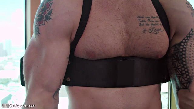 رجل مثلي الجنس تمتص أثناء الضخ