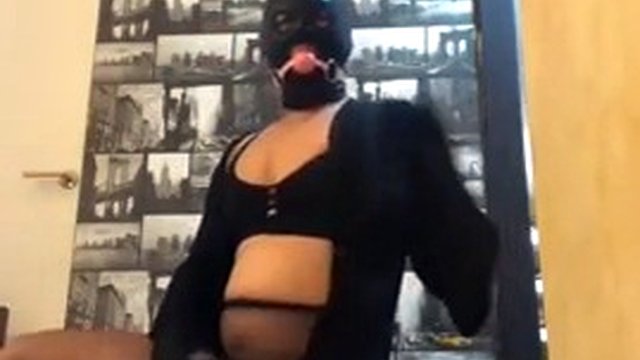 Fille masquée et bâillonnée en bas et talons