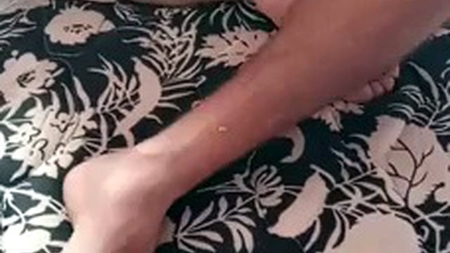Un emozionante massaggio al pene termina con il sesso, il marito non sopporta un massaggio e accetta bene la moglie e se la scopa, la quale chiede sempre di più