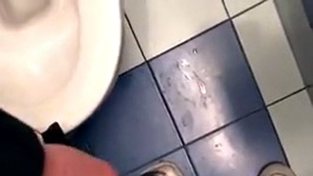 公衆トイレでセックスする少年