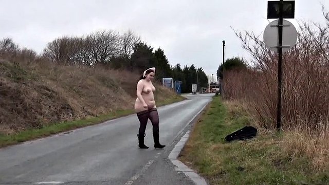 Grosse salope laide marchant nue sur une voie publique