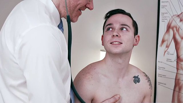 Piccolo ragazzo in infermeria senza preservativo dal medico dopo l'esame