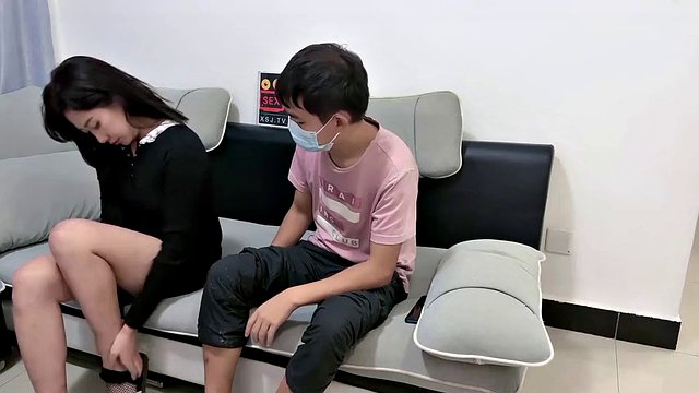 Un'insegnante cinese calda ed arrapata mette uno studente in classe e gli scopa il grosso cazzo