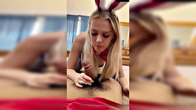 Addison Ivy'nin Büyük Kıçını Vahşi Kız Kız Topuzunun Önünde Yoğun Yapay Penis Gezintisi ile Sallıyor