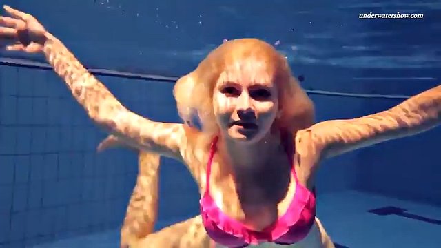 Hot Elena shows what she can do under water