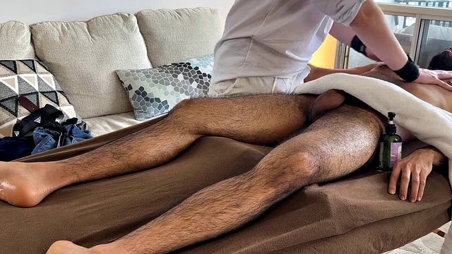 호기심이 많고 매달린 남자가 마사지 중에 마사지사를 유혹합니다.