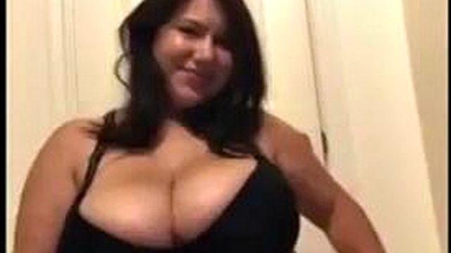 Jupe noire et lait : gros seins, gros cul et porno fétichiste