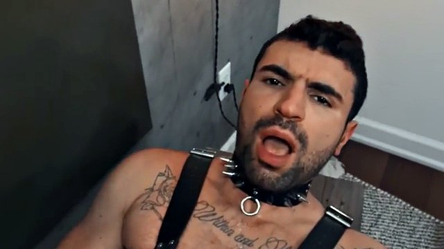Unterwürfiger haariger Po nach dem Fußlecken ohne Gummi