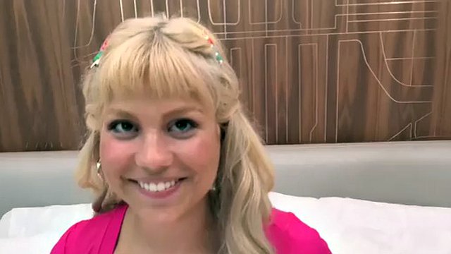 Gesunde 19-jährige Blondine sabbert auf großen Schwanz
