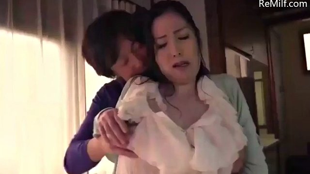 maman japonaise asiatique quand il voit le mamelon