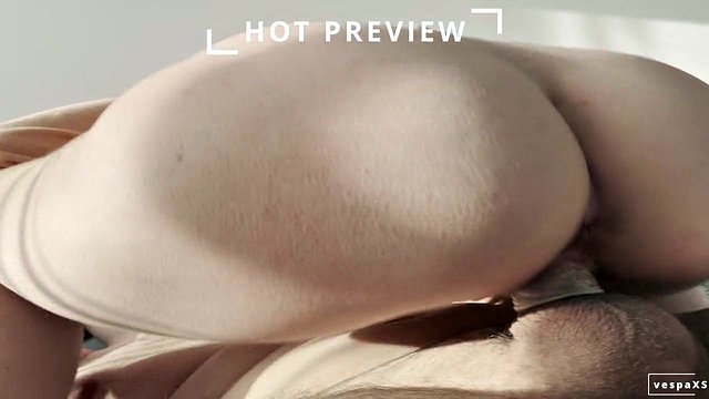 Il giro sul grande bottino di VespaXXS innesca un creampie nella figa latina