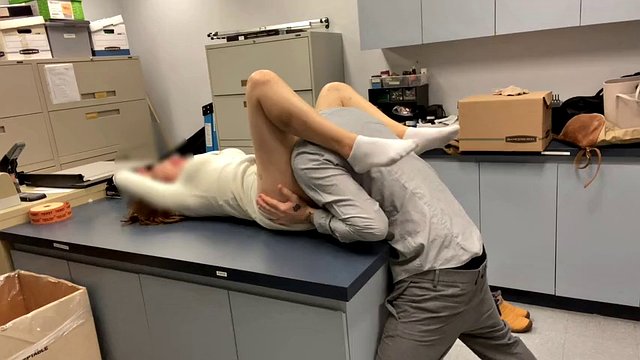 Heiße Sekretärin wird im Kopierraum gefickt