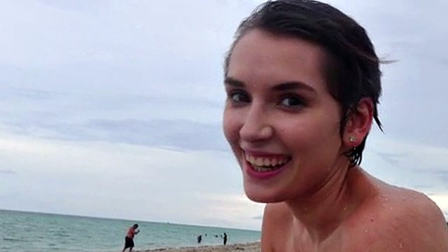 Nudo sulla spiaggia - S5:E7