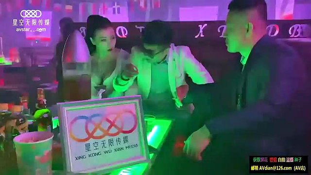 33 Baisée un DJ : porno pipe, levrette et cow-girl