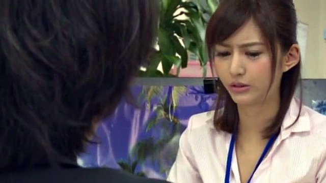 japon ofis bayan külotlu çorap patronuna footjob