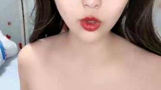 The temptation of the best beauty baby, the whole show of black silk and the pussy is sexy and seductive, the Chinese live broadcast interacts with wolf friends and shows the perfect show, and you can rub the breasts and play with the pussy to watch the close-up