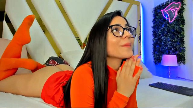 Čtu si v posteli s mým sexy oranžovým prádlem, vše pro mé lásky💕😘😘