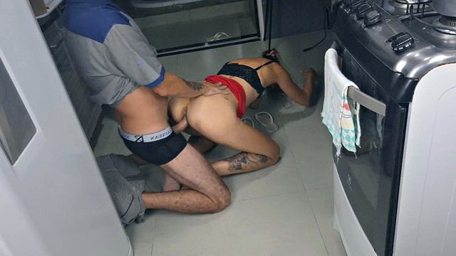 기혼은 팬티 없이 배관공을 받아 자랑합니다!