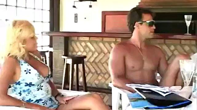Novinha gostosa gemendo e gozando dando a bucetinha e o cusinho: Amateur, Babe & Anal Porn