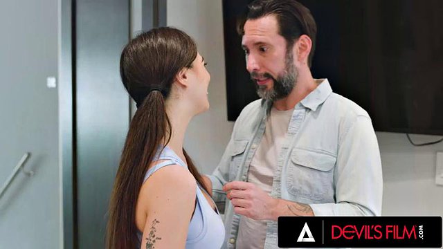 ภาพยนตร์ปีศาจ - Teen Chloe Surreal ได้รับการทุบโดยพ่อของเพื่อนใน Taboo Taboo Romp