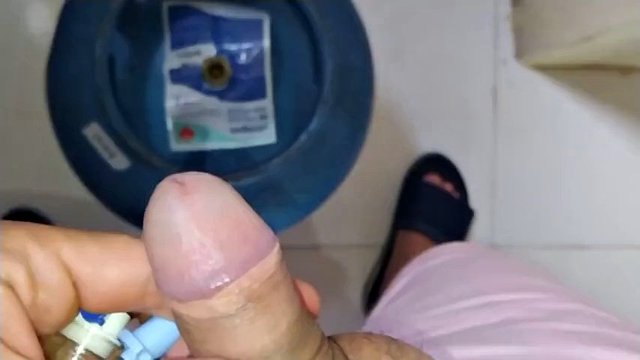 gonfiare il pene di un ragazzo con una tanica di benzina